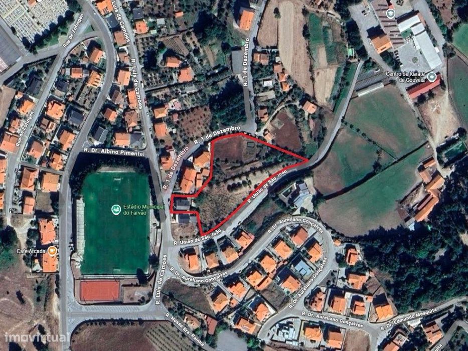 Moradia Independente com um terreno de 7.780 m² em plena Cidade de ...