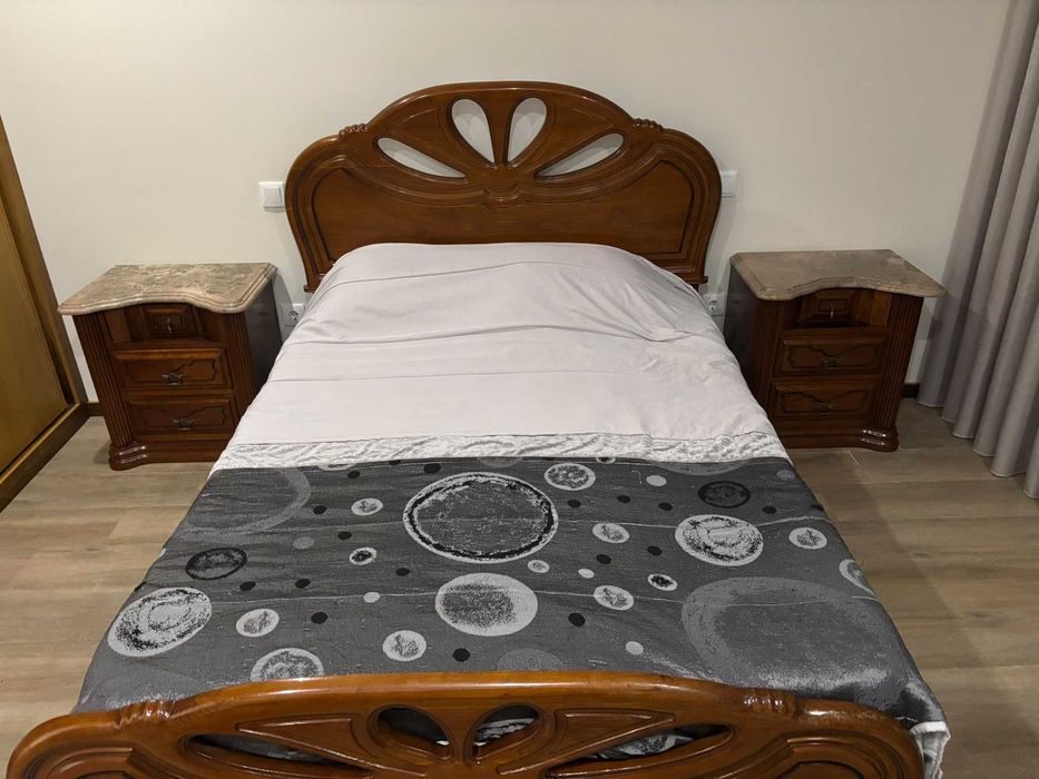 Mobília de quarto de casal de madeira maciça e tampos de mármore