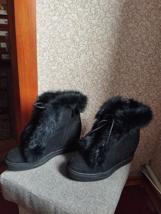 Взуття доросле і дитяче