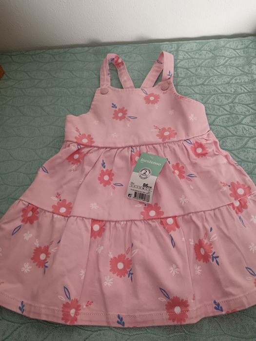 Saia com peitilho e t-shirt