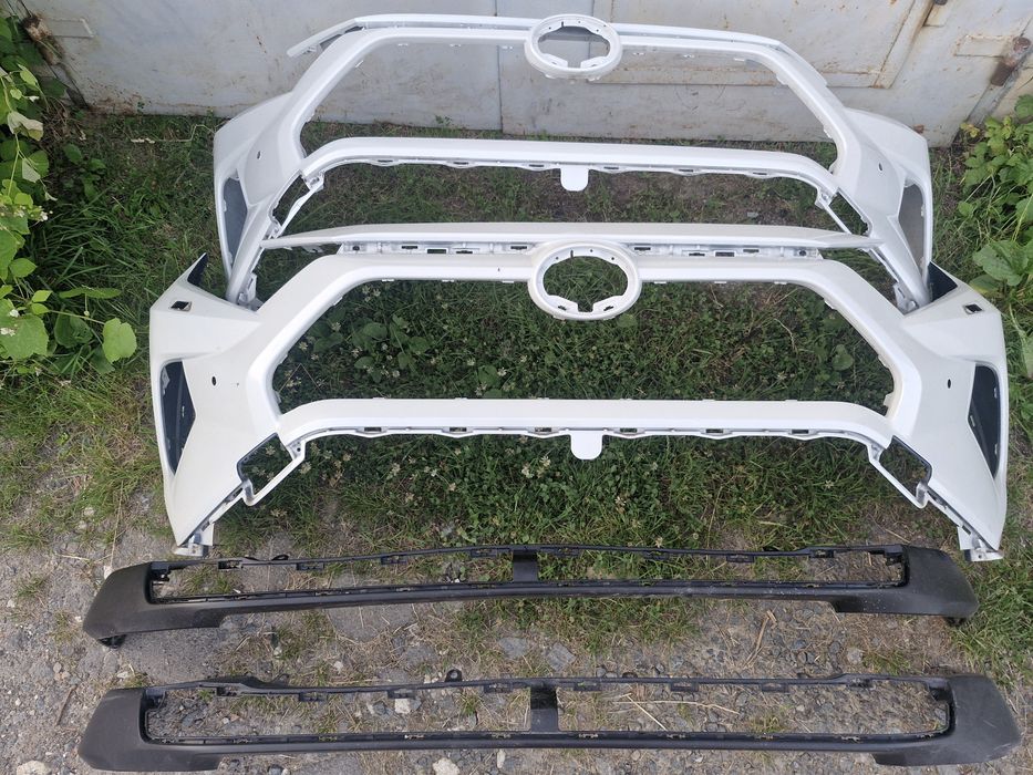 Бампер передній TOYOTA RAV4