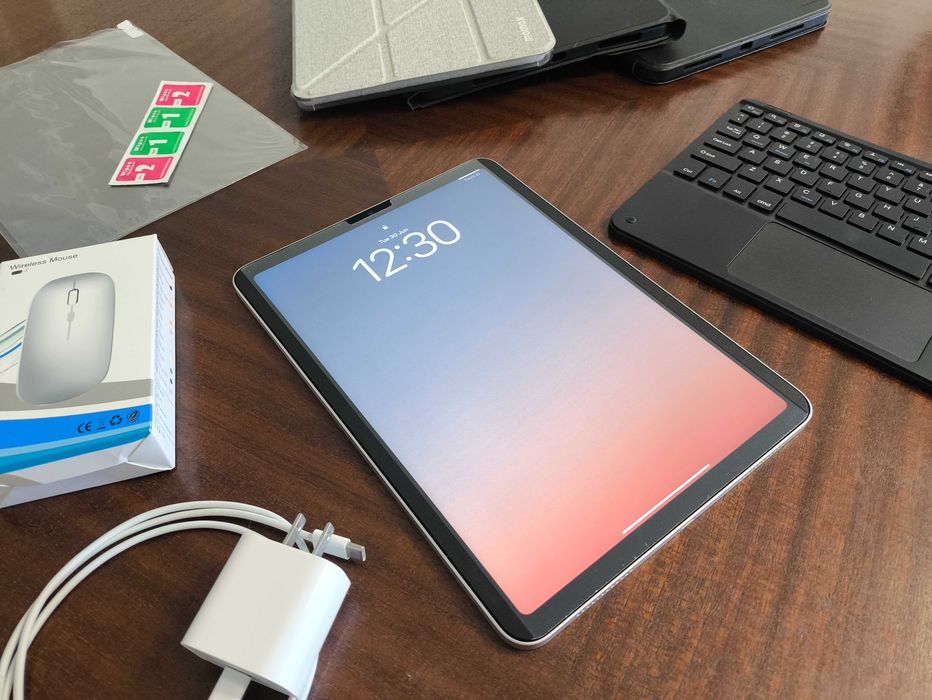 iPad Air 5 (256GB) M1 – Kit com Caneta, Teclado, Rato e Capas