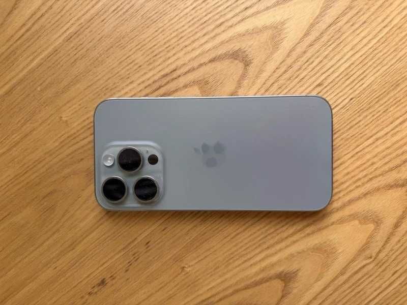 iPhone 15 Pro (Natural)