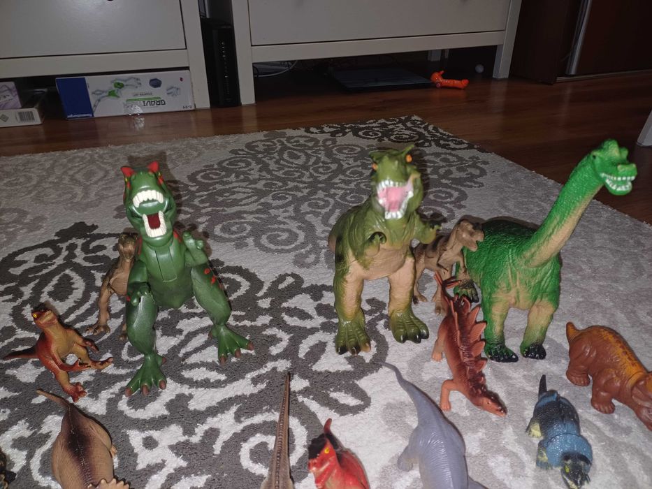 Figurki dinozaurów