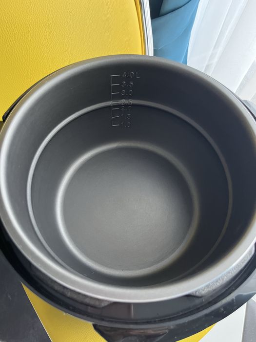 Продам Мультиварку б / у в гарному стані!!