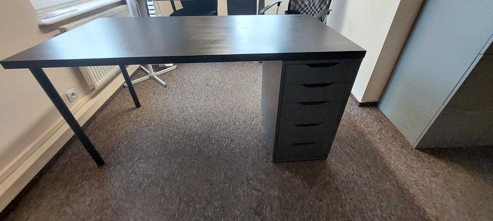 Czarne biurko Ikea