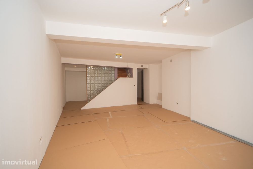Apartamento T2+1 com cave e espaços adicionais na Tv. Nazaré, Lisboa