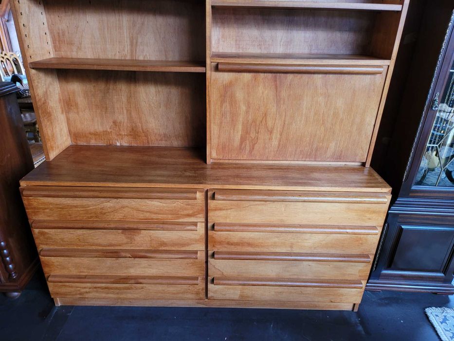 Estante em madeira maciça com escrivaninha - Muito bom estado geral