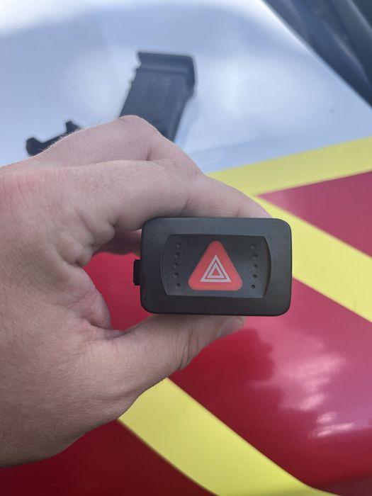 Продам кнопку аварийки и обогрева заднего стекла, плюс заглушка подогрева сидений  Golf 4