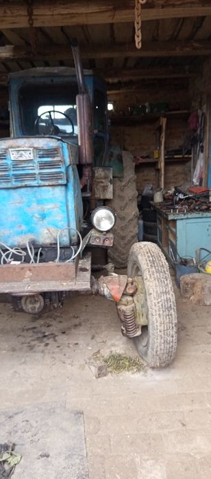 Продам два трактори