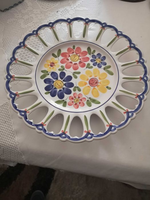 pote e prato pintados à mão