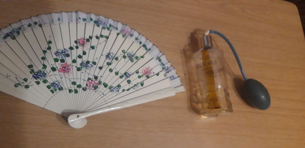 Conjunto de Leque e Frasco Perfume Vintage