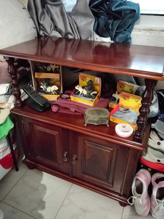 Móvel castanho de sala