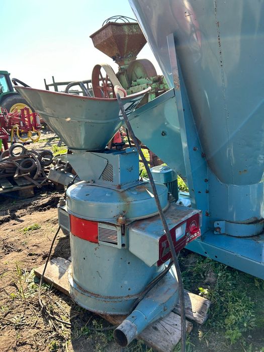 Mieszalnik śrutownik bijakowy walcowy dmuchawa do ziarna wom kukurydzy