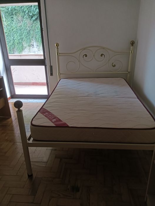 Cama, estrado e colchão - 40€