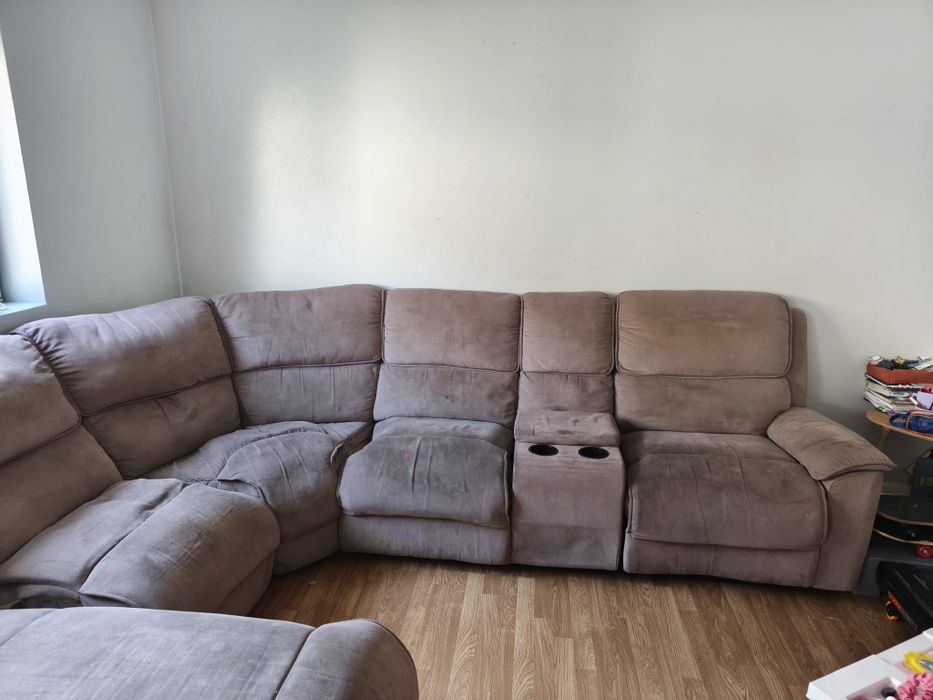 Sofá modular reclinável com consola incorporada e suporte para copos.