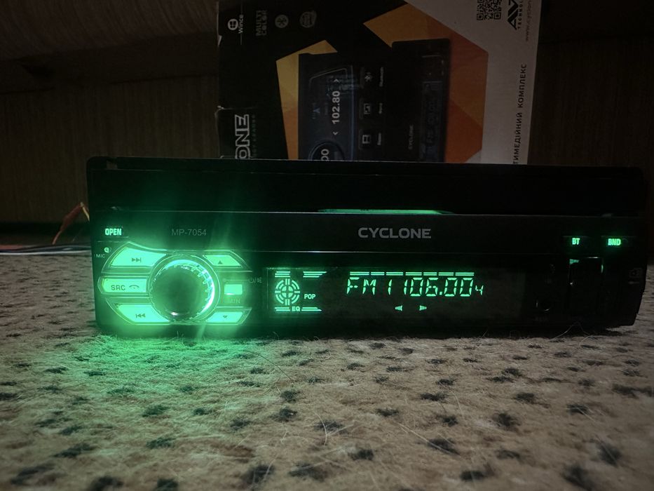 Автомагнітола 1DIN з виїзним екраном Cyclone MP-7054