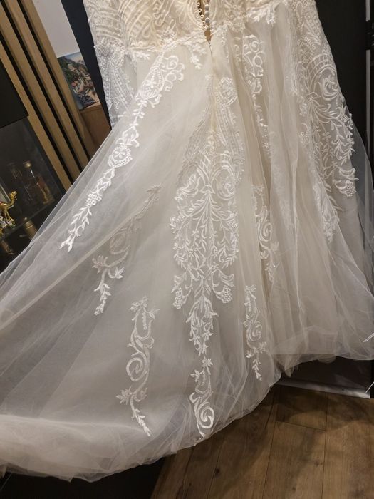 Suknia ślubna z koronką
