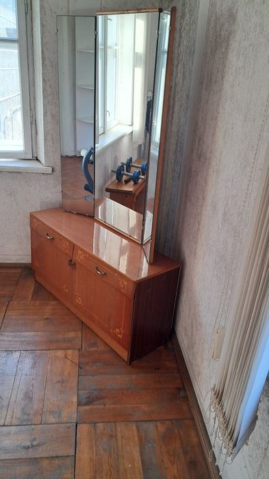 Трюмо з дзеркалом