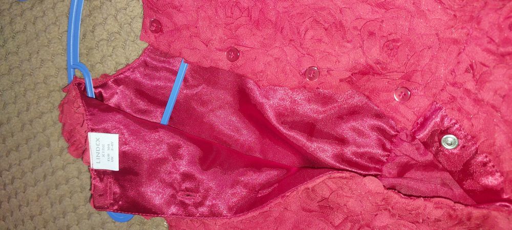 Красное платичко с розами