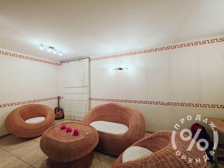 Стильний будинок у центрі з більярдною та камінною кімнатою