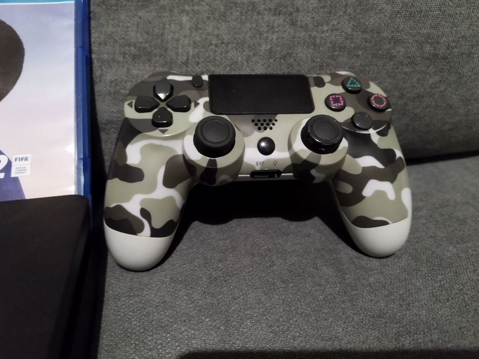 PS4 1TB - Como nova