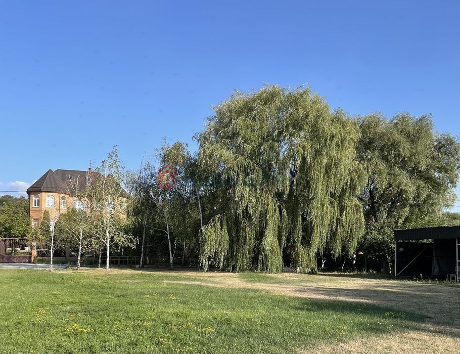 Дім біля річки для тих, хто знає ціну справжньому затишку.