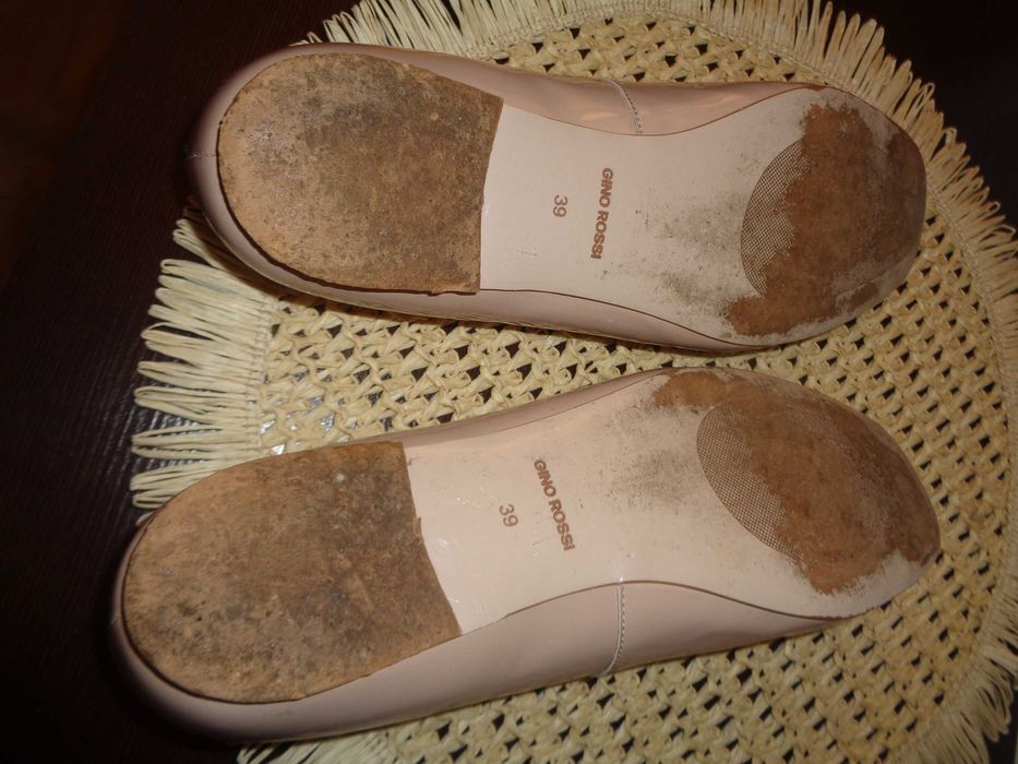 Buty damskie w kolorze cielistym lakierki Gino Rossi 39