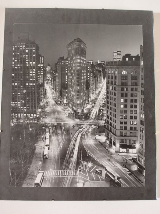 Moldura com fotografia cidade noturna