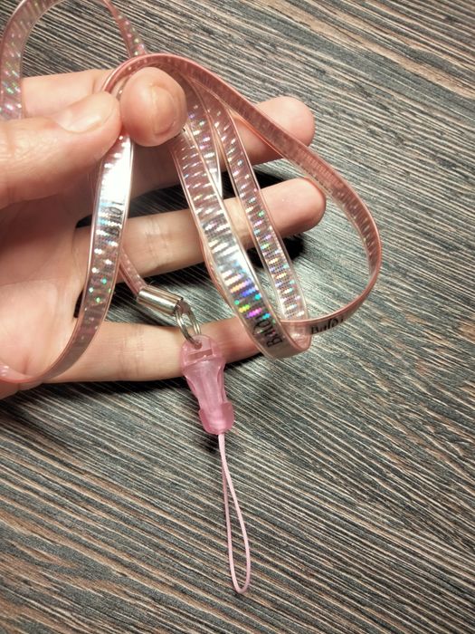 Шнурок для мобільного або флешки