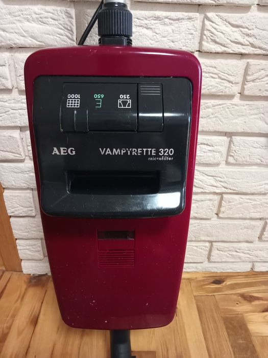 Вертикальный пылесос  AEG. Германия