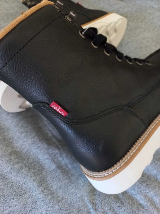 Botins Levis, novos com etiqueta. Calca um tamanho grande.
