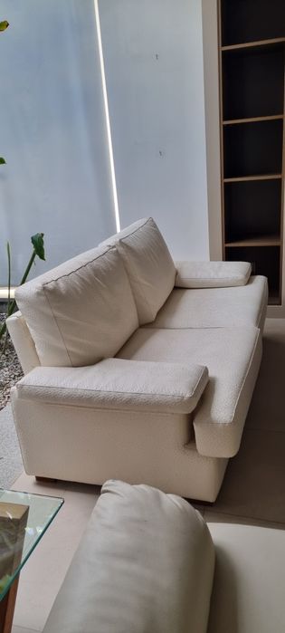 Sofá de dois lugares em pele, cor creme e em muito bom estado.
