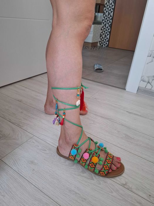 Sandałki wiązane na łydkę