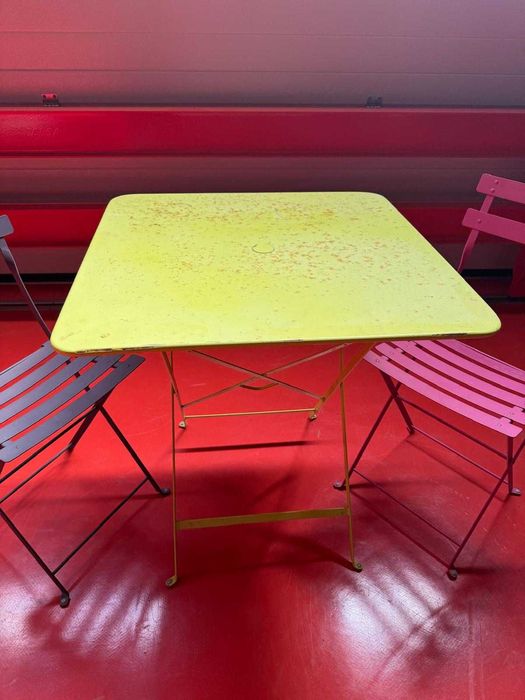 Mesa quadrada 70x70 cm dobrável e 2 cadeiras de jardim em aço