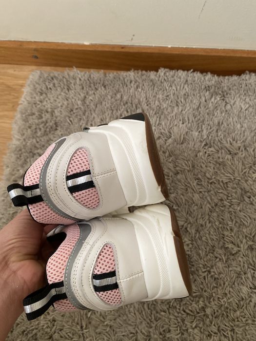 Tenis branco e preto CD