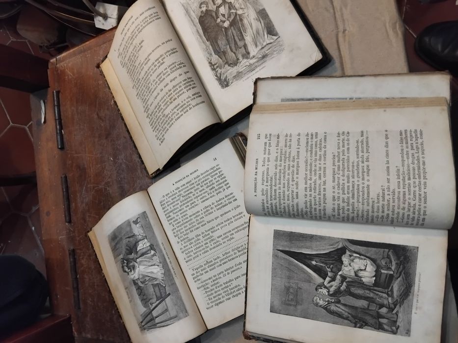 Três livros   com ilustrações  assinados  por Rafael Bordalo  pinheiro
