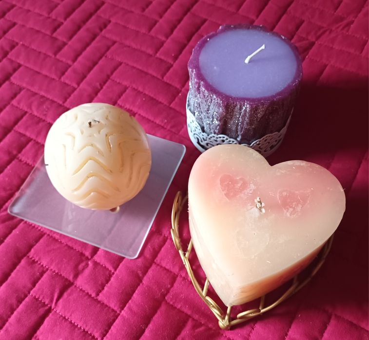 Três velas com bases/suportes