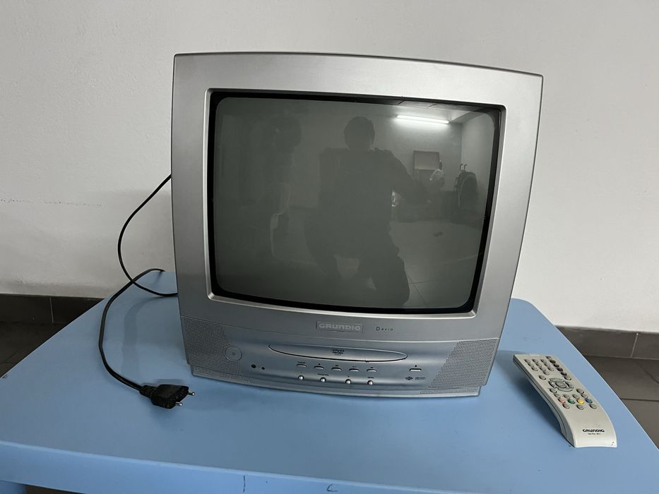 TV Antiga a Cores Com Leitor DVD