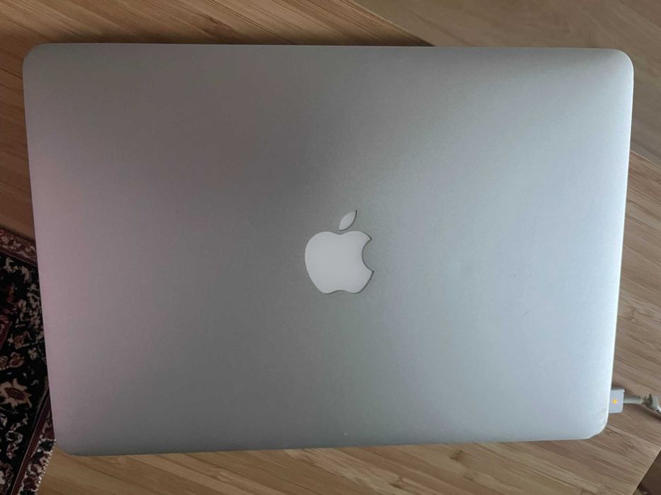 MacBook Air 13 i5 128 GB 2019 rok