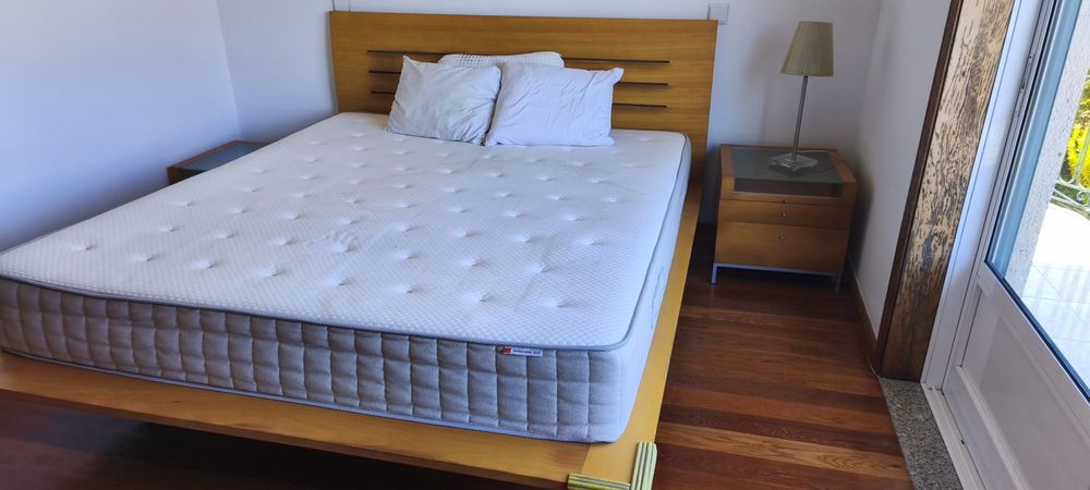 Quarto casal  composto por cama, colchao, mesinhas de cabeceira e camiseiro