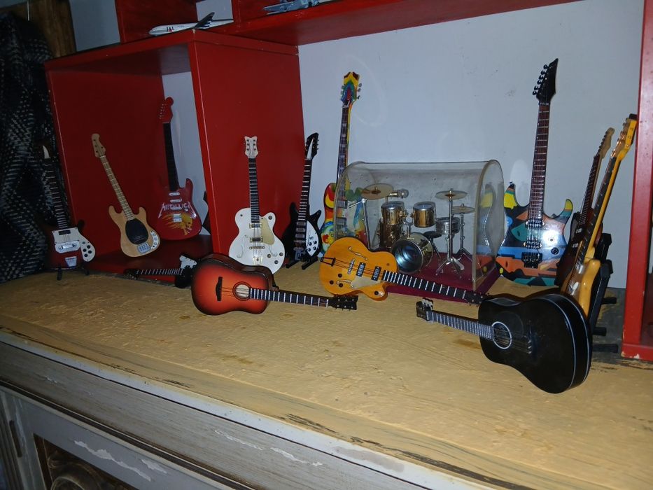 Colecao guitarra minitura por 250 €