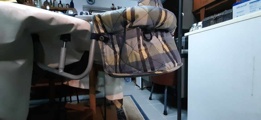 Cadeirinha de bebé para encaixar na mesa