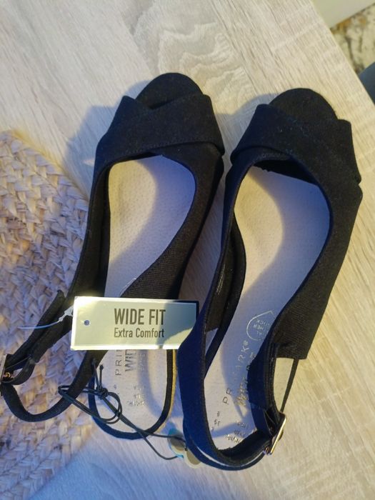 Nowe buty sandały na koturnie 39