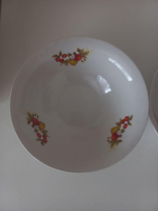 Dwie białe miski z owocowym wzorem