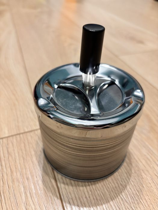 Popielnica z przyciskiem