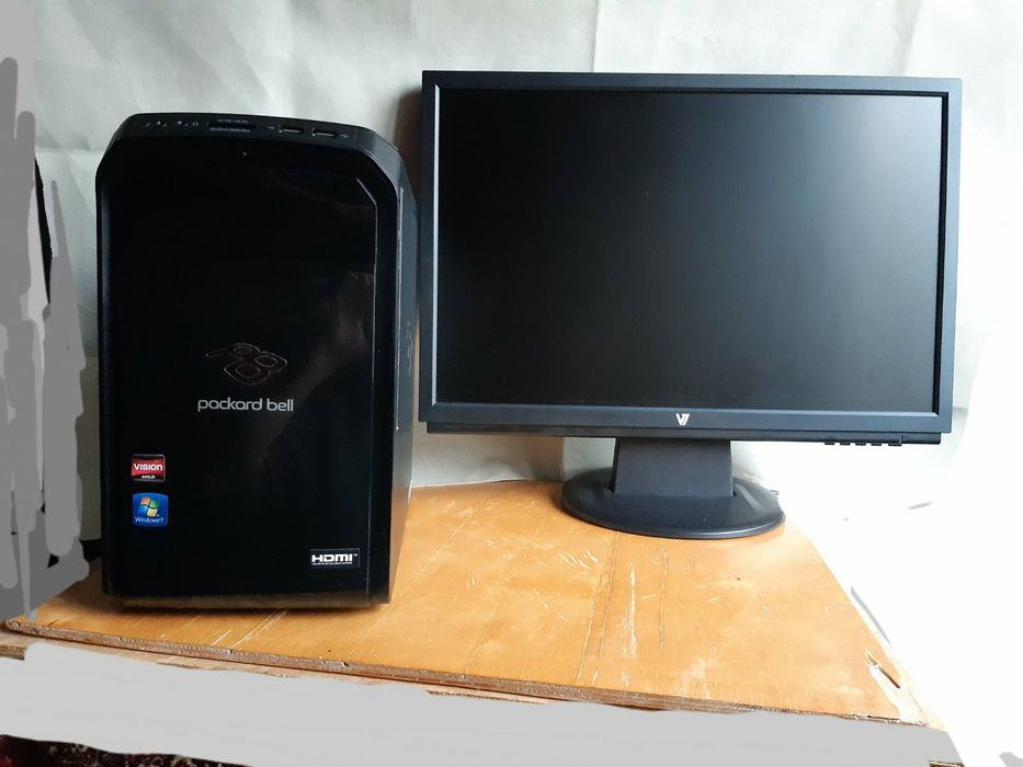 Комп'ютер з монітором та девайсами