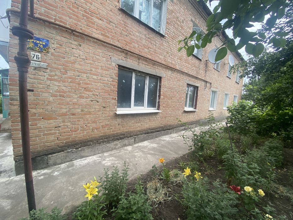 Продам двокімнатну квартиру у центрі селища. Гараж входить у вартість!