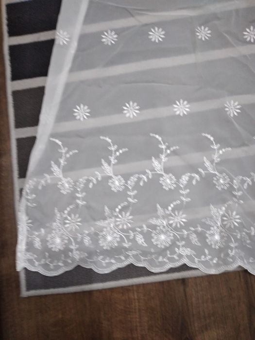 Firana biała  wyszywana w kwiatki 140 cm x 365 cm