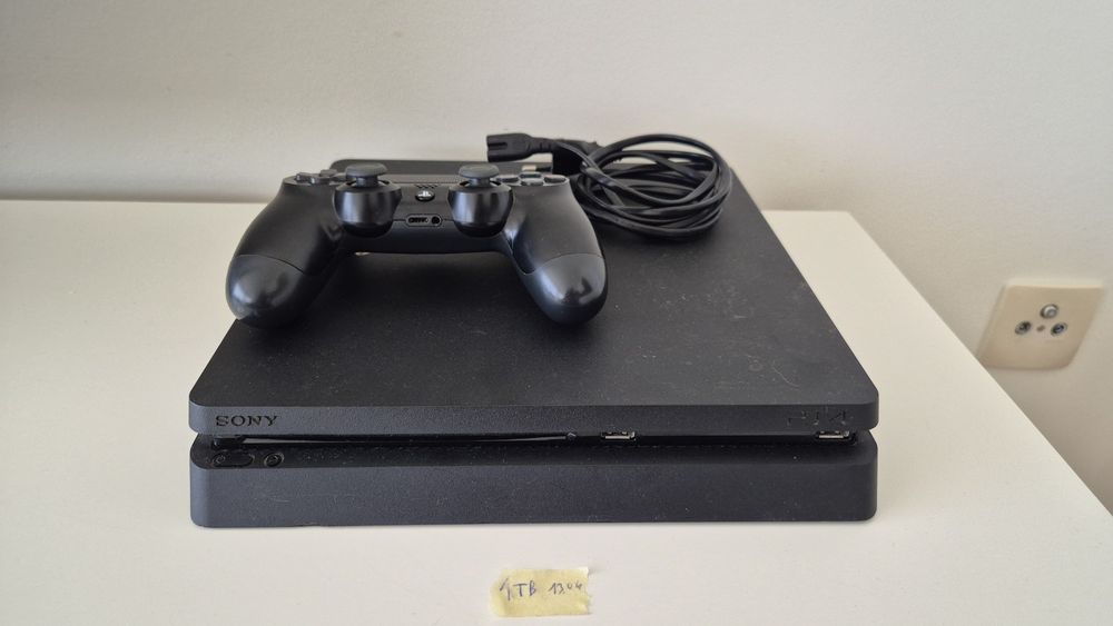 Playstation 4 Slim 1TB com Comando